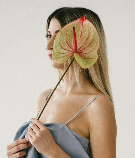Frosi | Gong & Energy Practice ✨About Guided by a lifetime of sensitivity to emotions and energies, and as a natural empath, I chose to dedicate myself fully to holistic guidance. I don’t heal people — instead, I support them in transforming their lives, identifying blockages, and real